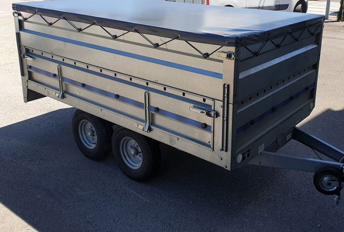 Bâche bleue sur mesure pour remorque voiture, résistante pour protéger vos biens.