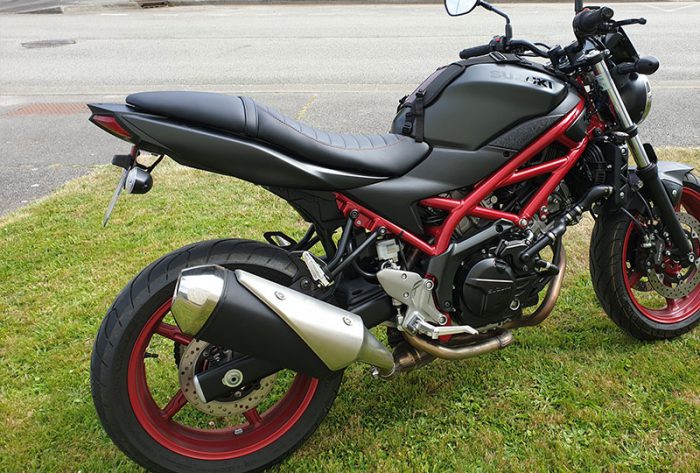 Selle de moto noire personnalisée.