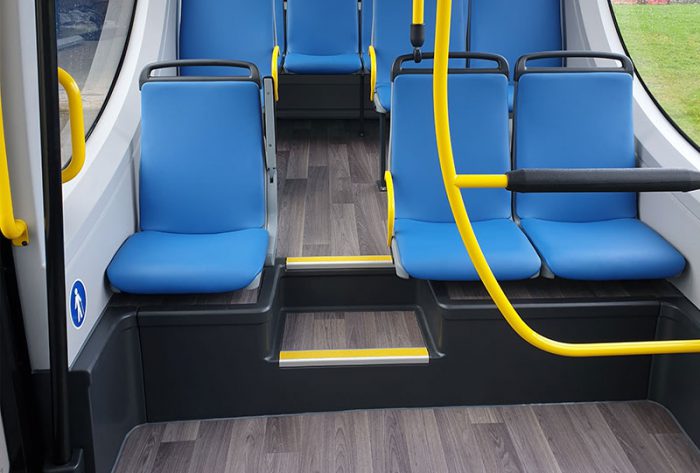 Sièges bleus sur mesure pour minibus.