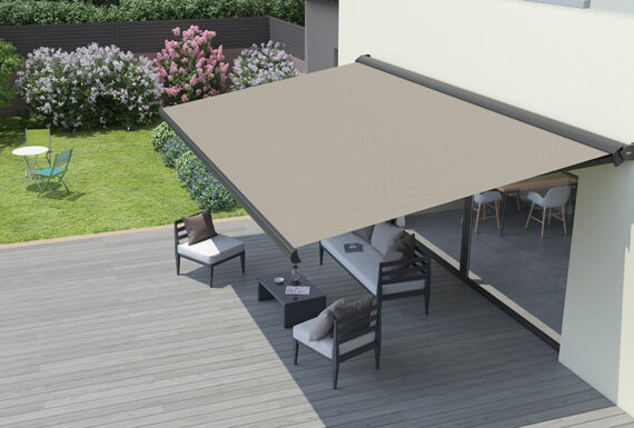 Store banne gris pour terrasse moderne, offrant ombre et confort.
