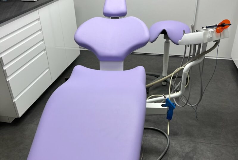 siège magenta de dentiste remit à neuf