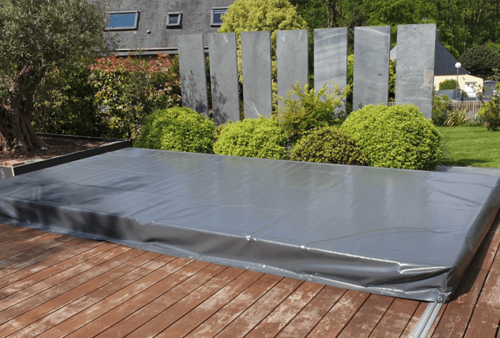 Bâche sur mesure pour piscine contre les débris et les intempéries.