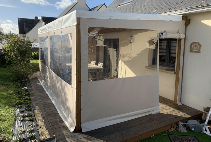 Habillage de terrasse avec bâche beige offrant une protection discrète et élégante.