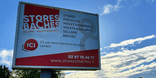 Panneau publicitaire de Stores et Bâches Lorient en bordure de la pénétrante de Lorient