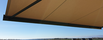 Store banne installé en bord de mer à Lorient