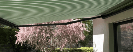 Store banne avec toile verte rayée sur terrasse à Lorient