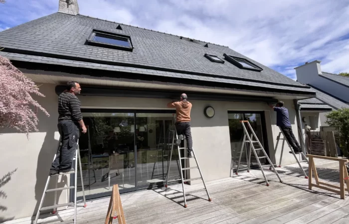 Installation d’un store banne par l’équipe de Stores et Bâches à Lorient