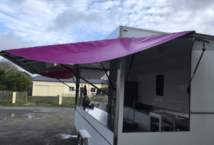 Bâche de protection sur mesure pour remorque magasin