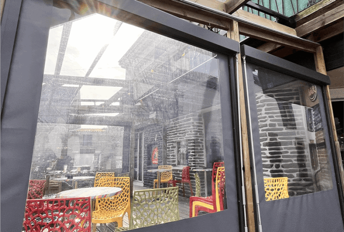 Store zip avec joues en bâche avec cristal pour terrasse de bar