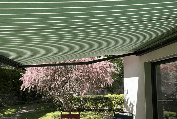 store banne motorisé toile rayée pour terrasse
