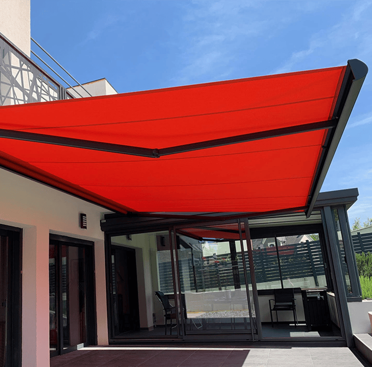 Store banne motorisé toile rouge sur terrasse