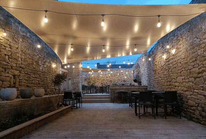 voile d'ombrage en bâche pour terrasse restaurant