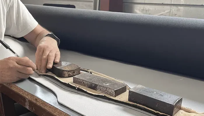 Technicien de Stores et Bâches confectionnant de la sellerie