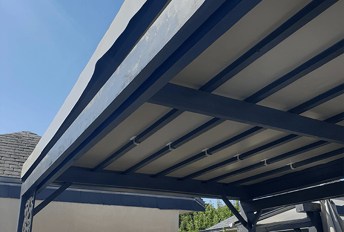 Détail du toit en bâche pour terrasse