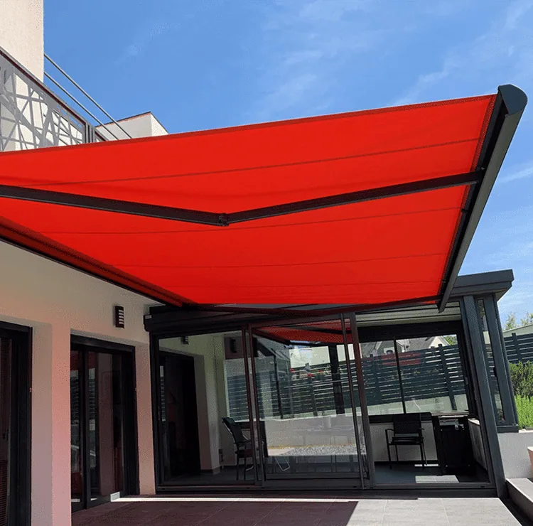Store banne motorisé toile rouge sur terrasse