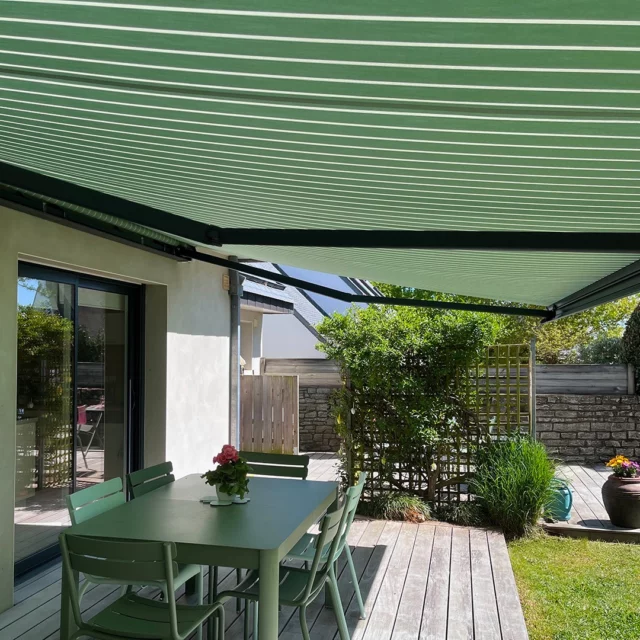 Faites de votre extérieur un espace détente avec ce store banne ! 🌱
☀️ Ambiance naturelle et cosy, parfaite pour profiter de l’extérieur.
👒 Protection solaire et fraîcheur garanties tout au long de la journée.
🌿 Store banne grand format de 7 m x 3,50 m - modèle Fetuna de @franciaflex 
Transformez votre extérieur en un véritable havre de paix ! 🌟
#storebanne #exterieur #franciaflex #lumièrenaturelle #terrasse #protectionsolaire #confort #fetuna